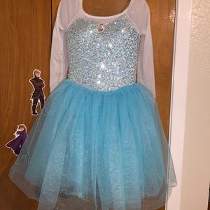 Little girl frozen costume.